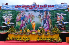 Lễ đài Phật đản Phật lịch 2561 - Dương lịch 2017 tại Việt Nam Quốc Tự