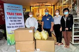 Chùa Phật Bửu chuẩn bị khẩu trang trao đến học sinh các trường - Ảnh: P.B
