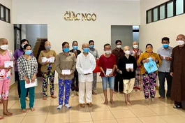 Bệnh nhân có hoàn cảnh khó khăn được bạn đọc báo Giác Ngộ ủng hộ tiền chữa trị - Ảnh: M.Tuyền