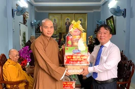 Ông Trần Tuấn Lĩnh chúc mừng đến Tăng Ni, Phật tử TP.Vũng Tàu nhân Đại lễ Phật đản Phật lịch 2566