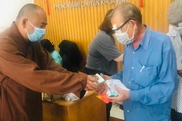 Thượng tọa Thích Viên Ngộ trao quà đến bệnh nhân sau phẫu thuật - Ảnh: TQ
