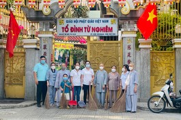 Ủy ban MTTQVN phường 4 kết hợp với chùa Từ Nghiêm tổ chức quét dọn vệ sinh đường phố đón mừng Phật đản