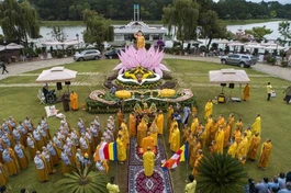 Lễ rước bảo tượng Đức Phật đản sanh tôn trí bên bờ hồ Xuân Hương