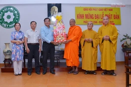 Ông Nguyễn Duy Tân trao quà chúc mừng Đại lễ Phật đản đến chư tôn đức Hội đồng Trị sự
