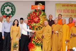 Ông Đỗ Văn Chiến cùng đoàn tặng hoa chúc mừng Phật đản đến chư tôn đức Hội đồng Trị sự