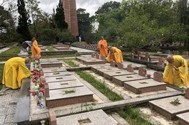 Chư tôn đức thắp hương trên các mộ phần liệt sĩ tại Nghĩa trang Liệt sĩ TP.Đà Lạt