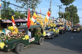 Ban Trị sự GHPGVN tỉnh diễu hành xe hoa Kính mừng Phật đản