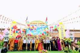 Chư tôn đức, cùng lãnh đạo tỉnh Bình Dương thả bong bóng cầu nguyện hòa bình, nhân dân an lạc