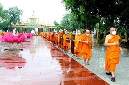 Chư Tăng trì bình khất thực theo truyền thống