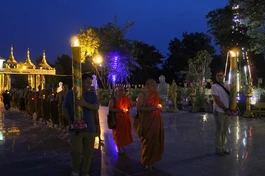 Chư tôn đức, Phật tử nhiễu Phật trong khuôn viên thiền viện Phước Sơn