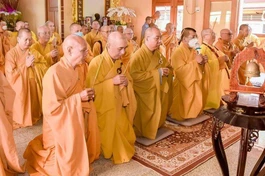 Chư Tăng niêm hương Tam bảo tại Trường hạ chùa Long Phước 