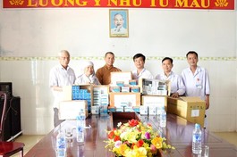 Ban Trị sự Phật giáo thị xã Quảng Trị hỗ trợ thuốc y tế để khám và chữa bệnh cho đồng bào nghèo