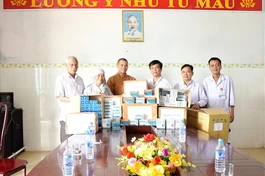 Ban Trị sự Phật giáo thị xã Quảng Trị hỗ trợ thuốc y tế để khám và chữa bệnh cho đồng bào nghèo