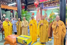 Chư tôn đức cúng dường trường hạ