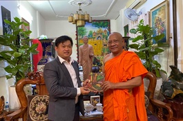 Tiến sĩ Sok Dareth tặng sách đến Hòa thượng Danh Lung