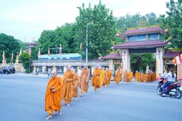 Chư tôn đức Giáo đoàn III trì bình khất thực từ tịnh xá Ngọc Tòng