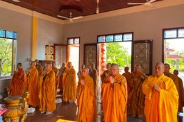 Chư Tăng cử hành nghi thức trong khóa huân tu 10 ngày