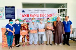 Đại diện đoàn tặng quà sau phẫu thuật cho bà con khó khăn