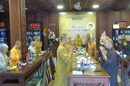 Chư tôn đức niệm Phật cầu gia hộ trước buổi họp