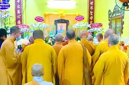 Chư tôn đức niêm hương tưởng niệm lễ Tiểu tường Ni sư Thích nữ Huệ Anh - Ảnh: TX