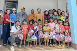 Đoàn trao 300 phần quà dành cho các em thiếu nhi 