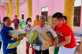 Nghệ sĩ Chí Sang trao quà đến người nghèo huyện Trà Ôn - Ảnh: TQ