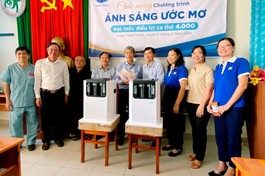 Đoàn trao tặng dụng cụ y tế đến Bệnh viện Đa khoa huyện Châu Thành