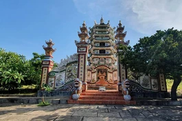 Bảo tháp ngài Bảo Tạng trên núi Kỳ Viên, thị trấn Đất Đỏ, tỉnh Bà Rịa - Vũng Tàu