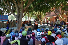 Tặng 400 phần quà đến đồng bào nghèo