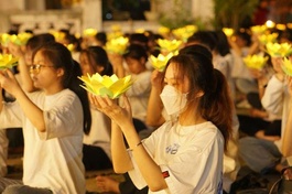 Hơn 250 học sinh về chùa Long Đa dự thắp nến cầu nguyện mùa thi