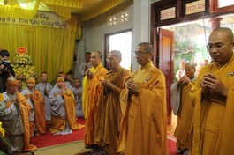 Chư tôn đức niêm hương tưởng niệm Ni trưởng Thích nữ Chúc Như