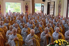 Chư Ni Phân ban Ni giới Trung ương GHPGVN niêm hương Tam bảo