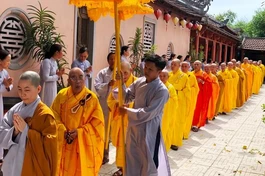 Cung nghinh chư tôn đức đến lễ đường chùa Diên Thọ 