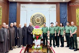 Hòa thượng Thích Lệ Trang tặng hoa chúc mừng nhân Ngày Truyền thống Lực lượng An ninh nhân dân