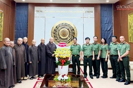 Hòa thượng Thích Lệ Trang tặng hoa chúc mừng nhân Ngày Truyền thống Lực lượng An ninh nhân dân