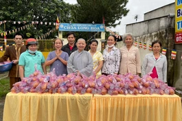 Chùa Long Hoa trao 100 suất cơm chay đến Phật tử địa phương