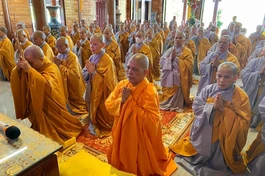 Chư tôn đức Ni niêm hương bạch Phật