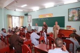 Ban Giám hiệu, Hội đồng thi khuyến tấn Tăng Ni sinh làm bài thi tốt