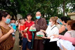 Đại đức Thích Bửu Thành và Phật tử chùa Bửu Châu trao tặng quà đến bệnh nhân khó khăn