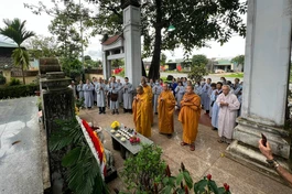 Niêm hương tưởng niệm anh linh các anh hùng liệt sĩ tại Đền Tưởng niệm Liệt sĩ thôn 8