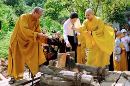 Lễ chú nguyện rót đồng đúc đại hồng chung chùa La Dương