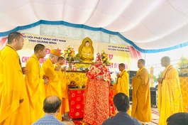 Thực hiện nghi thức cầu siêu chư vị anh hùng liệt sĩ tại Nghĩa trang Liệt sỹ huyện Tuyên Hóa