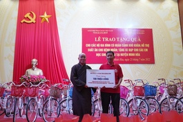 Tặng 85 xe đạp và 100 triệu đồng để tặng suất ăn cho bệnh nhân khó khăn