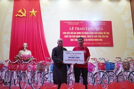 Tặng 85 xe đạp và 100 triệu đồng để tặng suất ăn cho bệnh nhân khó khăn