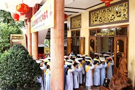 Phật tử tịnh xá Ngọc Quang dâng y ca-sa cúng dường lên chư tôn đức Tăng Ni Hệ phái Khất sĩ