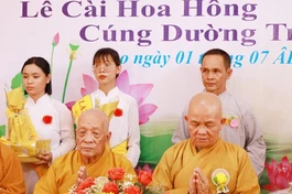 Chư tôn đức chứng minh lễ cài hoa hồng Vu lan - Báo hiếu