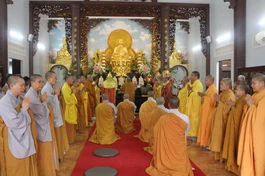 Chư tôn đức Tăng Ni trì tụng thời Bát Nhã tâm kinh cúng dường