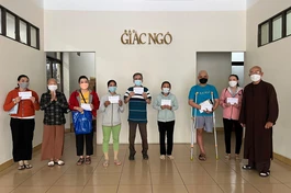 Các bệnh nhân có hoàn cảnh đặc biệt khó khăn đến nhận sự ủng hộ của bạn đọc - Ảnh: M.Tuyền