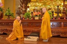 Đức Quyền Pháp chủ GHPGVN và Hòa thượng Thích Minh Thông cử hành tác pháp đối thú theo nghi thức Thượng tọa