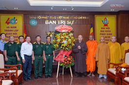 Thượng tá Võ Văn Thọ tặng hoa chúc mừng đến chư tôn đức Ban Trị sự nhân mùa Vu lan - Báo hiếu